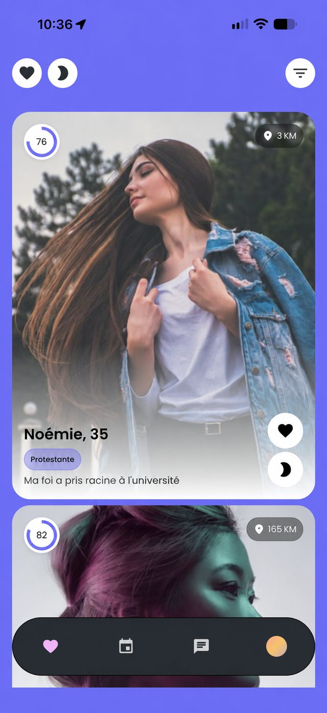 Écran Célibataires : des profils en cartes, avec la dénomination et la distance. La carte de Noémie se retourne et montre son profil.